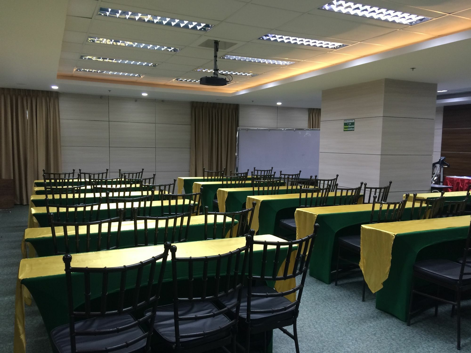 Eurotel Vivaldi Araneta Quezon City Dış mekan fotoğraf