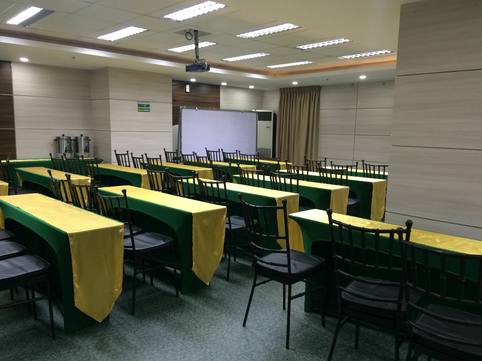 Eurotel Vivaldi Araneta Quezon City Dış mekan fotoğraf